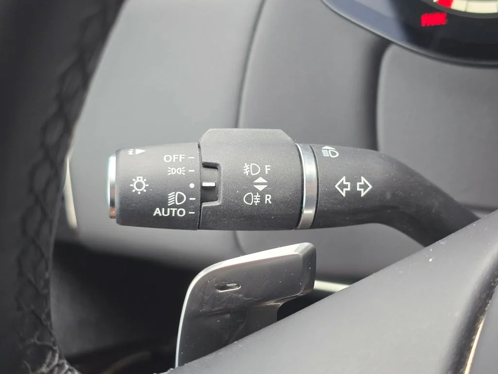 Certified Used 2024 White Land Rover Dynamic SE image 27