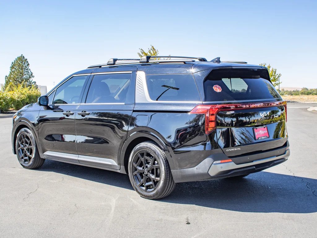 Used 2025 Aurora Black Pearl Kia SX image 6