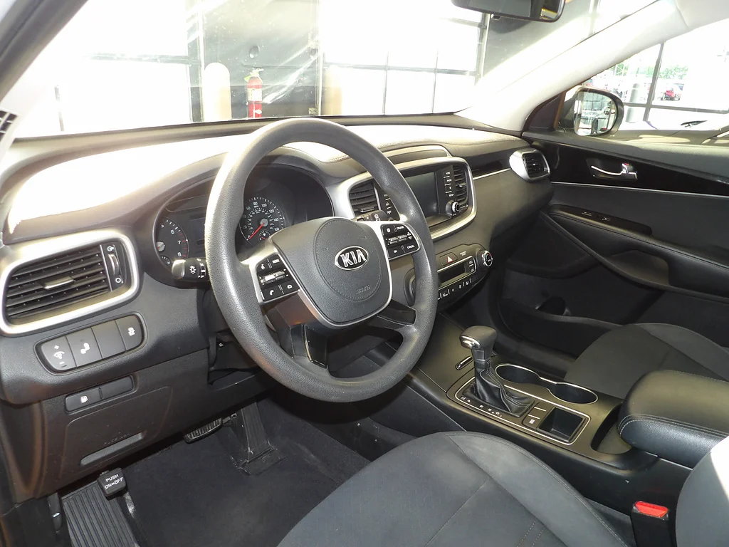 Used 2019 Sparkling Silver Kia LX V6 image 26