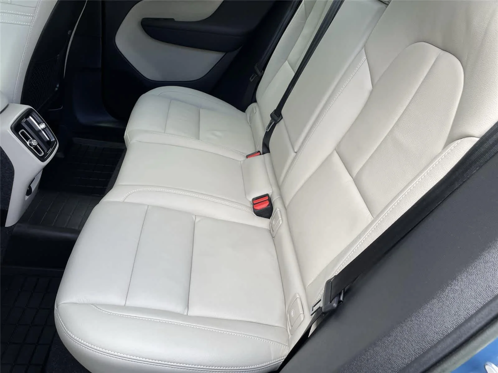 2023 Volvo XC40 Plus - Photo 15