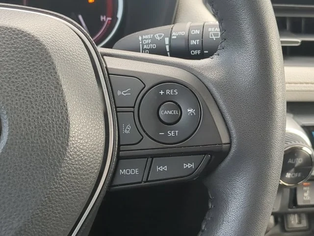 Certified Used 2023  Toyota XLE Premium image 31