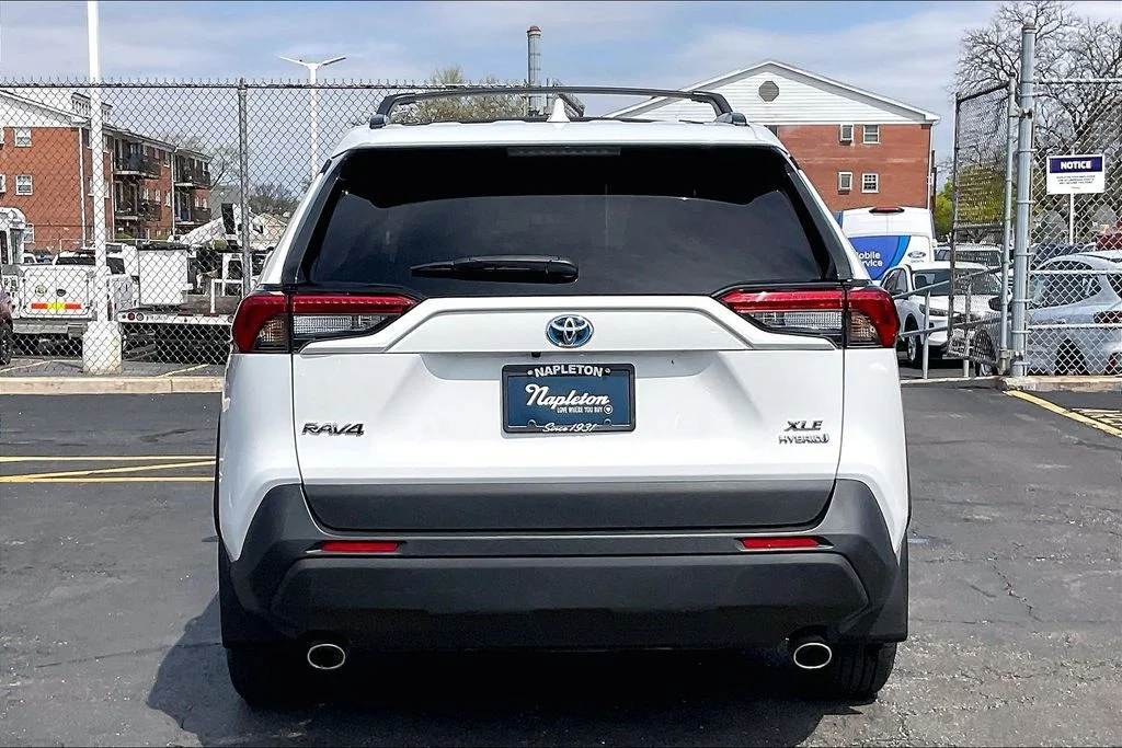 Used 2021 White Toyota XLE image 3