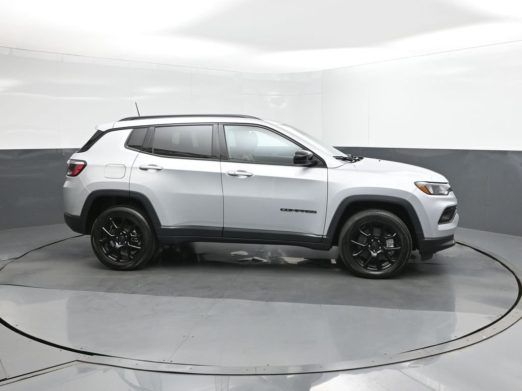 New 2026 Silver Zynith Metallic Clearcoat Jeep Latitude image 26