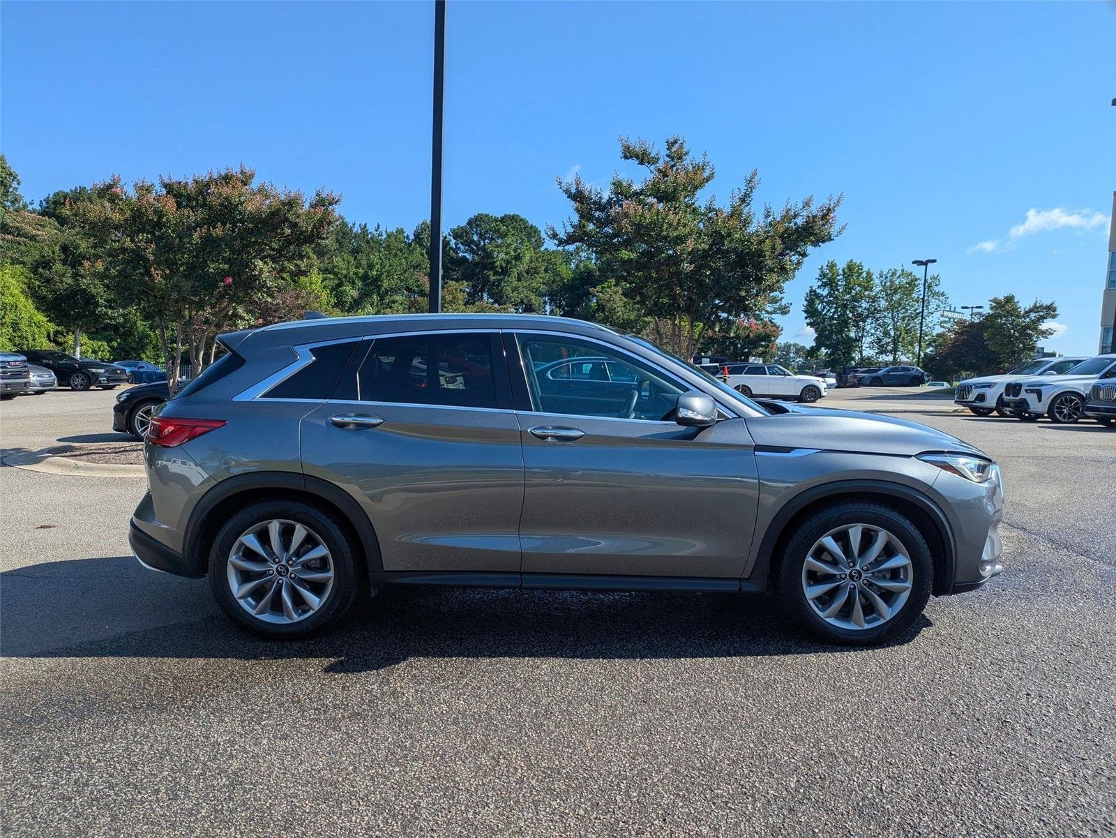 Used 2020  INFINITI  image 4