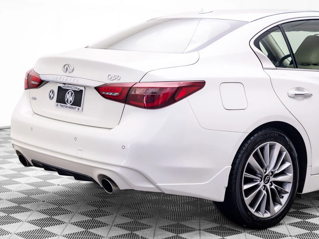 Used 2023 White INFINITI LUXE image 31