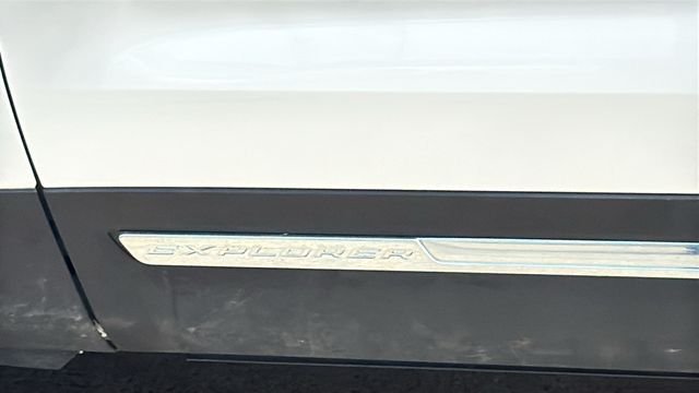 Used 2018 White Ford Limited image 6