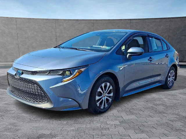 Used 2021  Toyota LE image 3