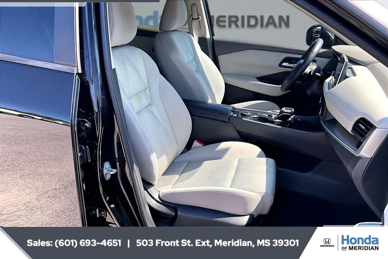 Used 2025 Super Black Nissan SV image 4