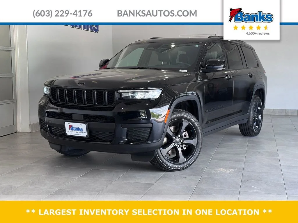 Used 2023 Diamond Black Cry Jeep Altitude image 1