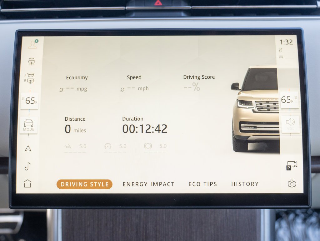 Used 2024 White Land Rover SE image 27
