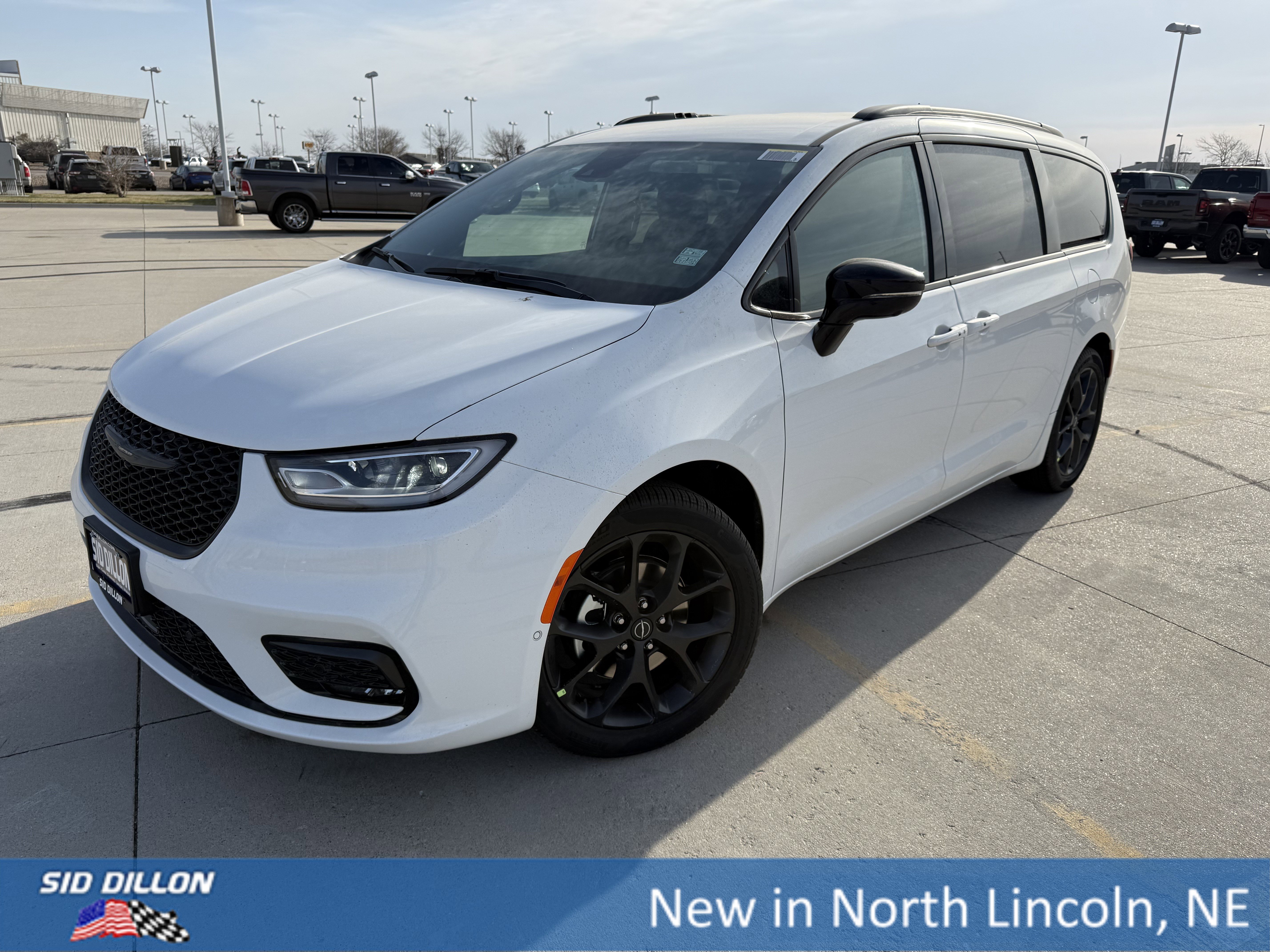 2026 Chrysler Pacifica Select's photo