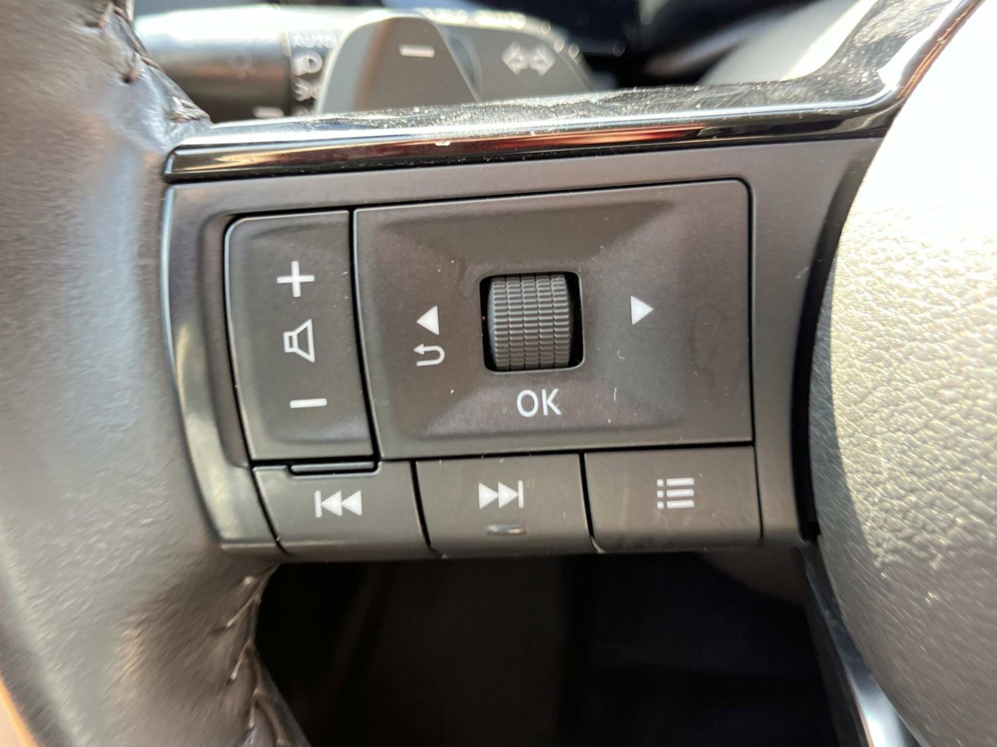 Used 2023 Pearl White Tricoat Nissan SV image 26