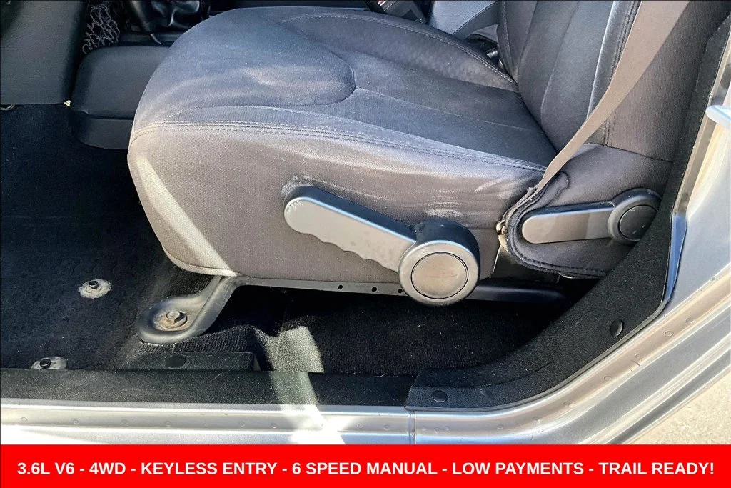 Used 2017 Silver Jeep Unlimited Sport image 39