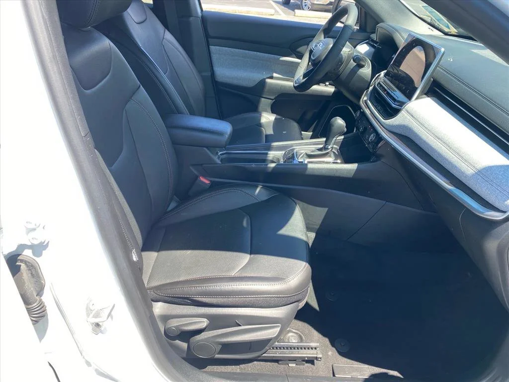 Used 2023 Bright White Clearcoat Jeep Latitude Lux image 25