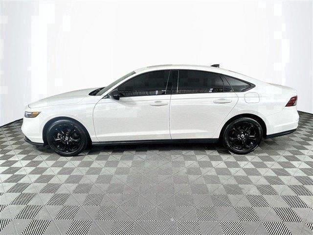 Used 2025 Platinum White Pearl Honda SE image 4