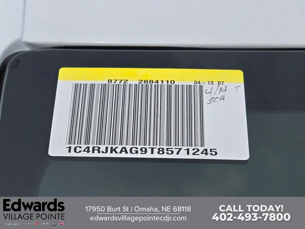 New 2026 Bright White Clear-Coat Exterior Paint Jeep Laredo image 31