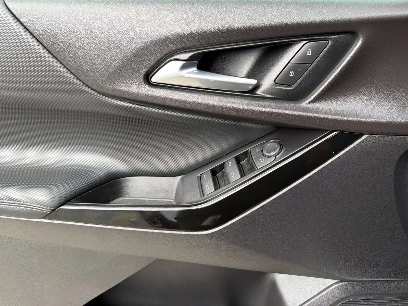 2027 Chevrolet Equinox LT - Photo 10