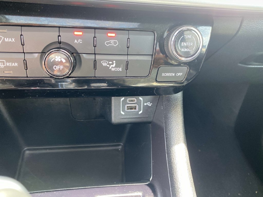 Used 2022 Black Jeep Latitude image 13