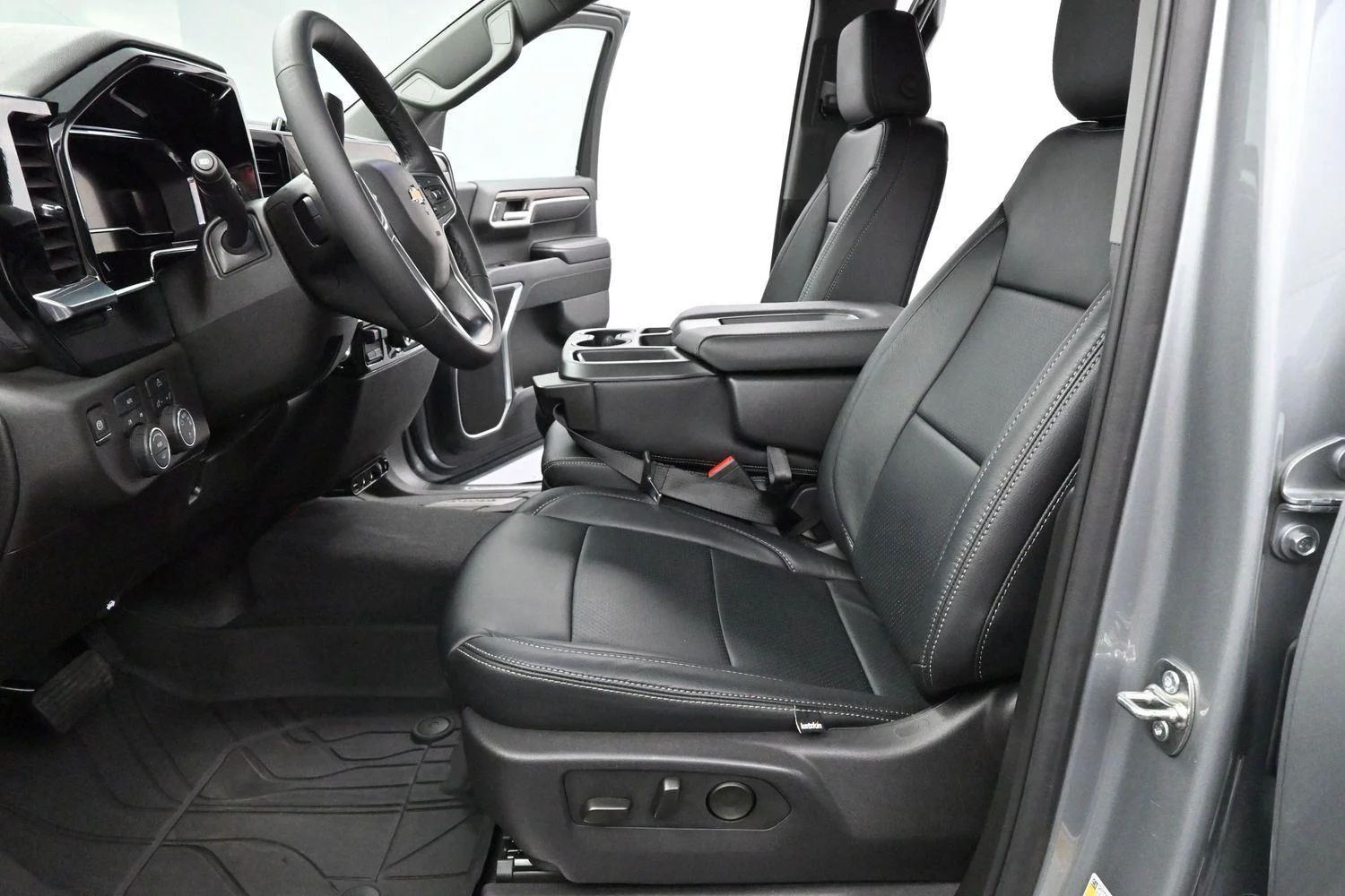 Used 2025 Sterling Gray Metallic Chevrolet LT image 13