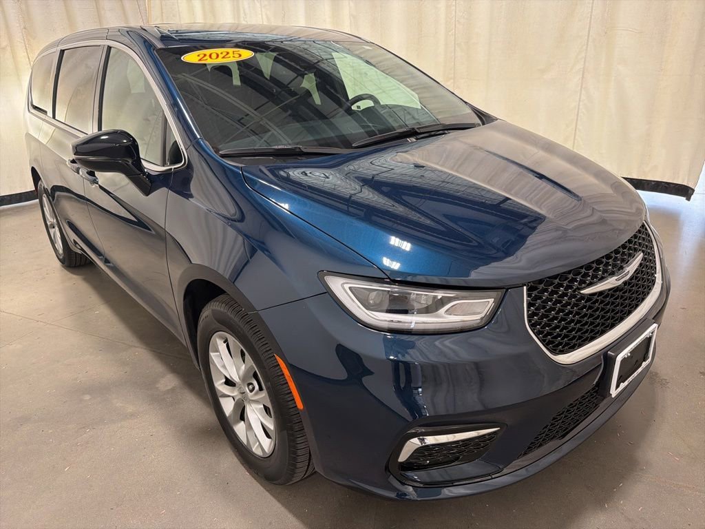 2025 Chrysler Pacifica Select AWD's photo