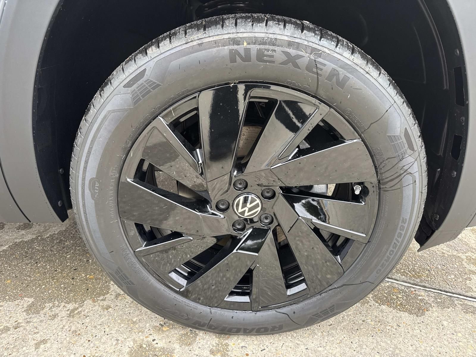 2026 Volkswagen Atlas SE w/Tech - Photo 3