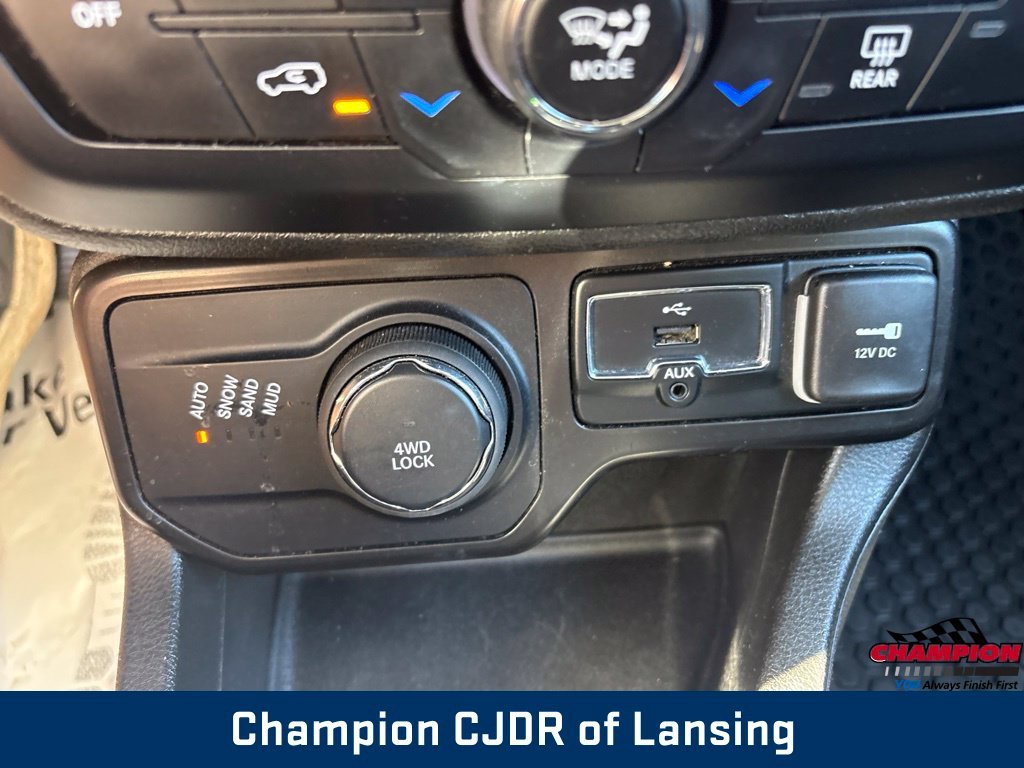 Used 2022  Jeep Latitude image 30