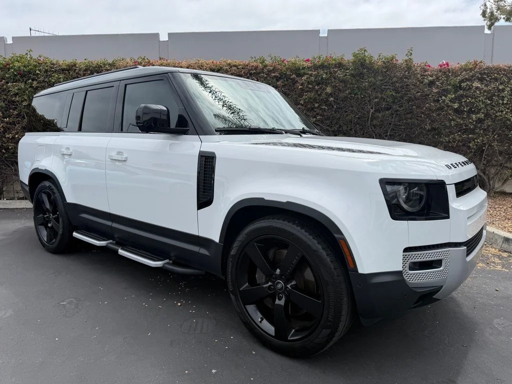 Used 2023 Fuji White Land Rover SE image 1