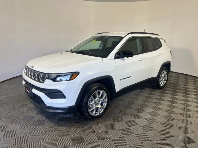 Certified Used 2022 White Jeep Latitude Lux image 4