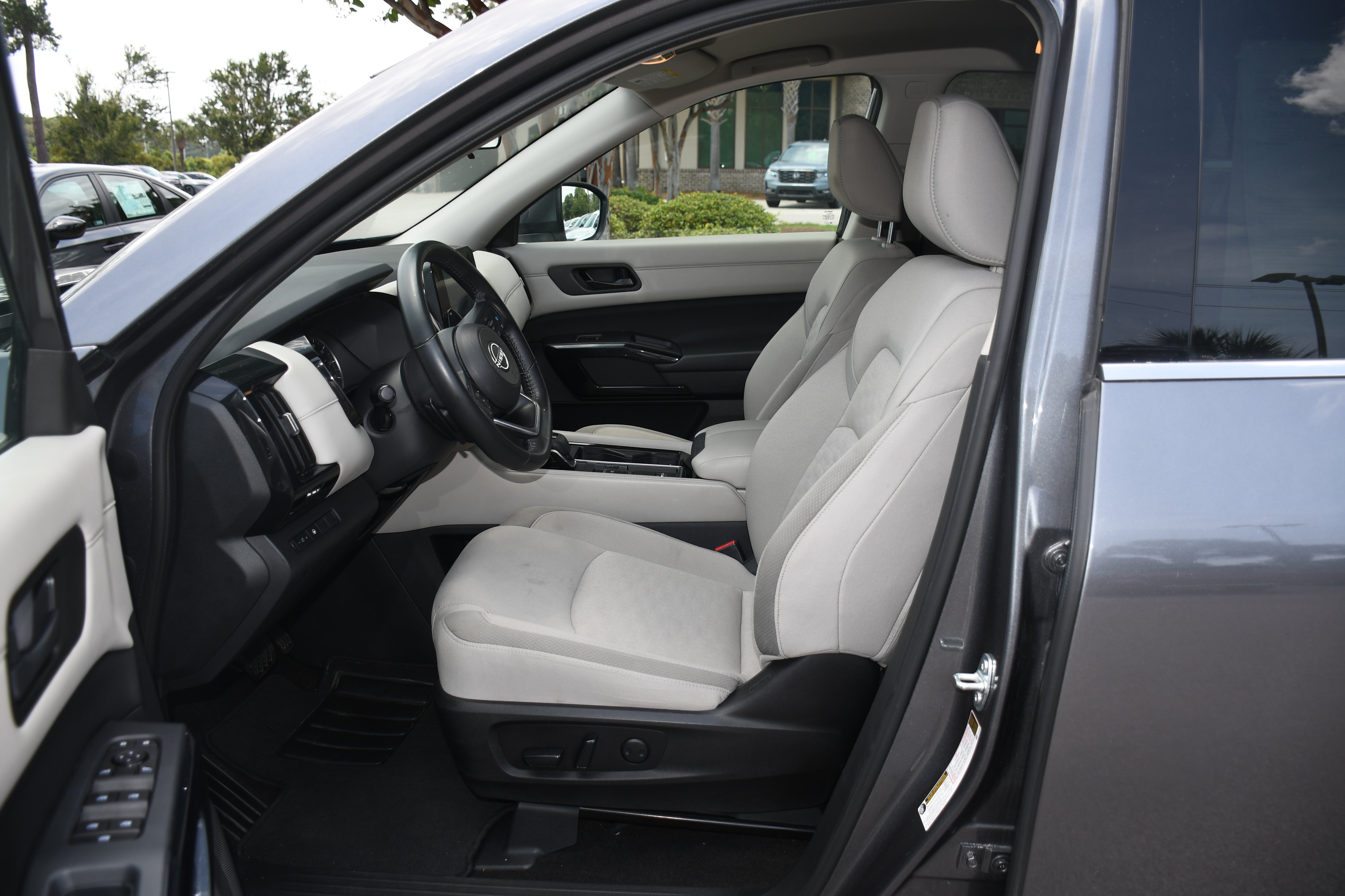 Used 2024 Gray Nissan SV image 7