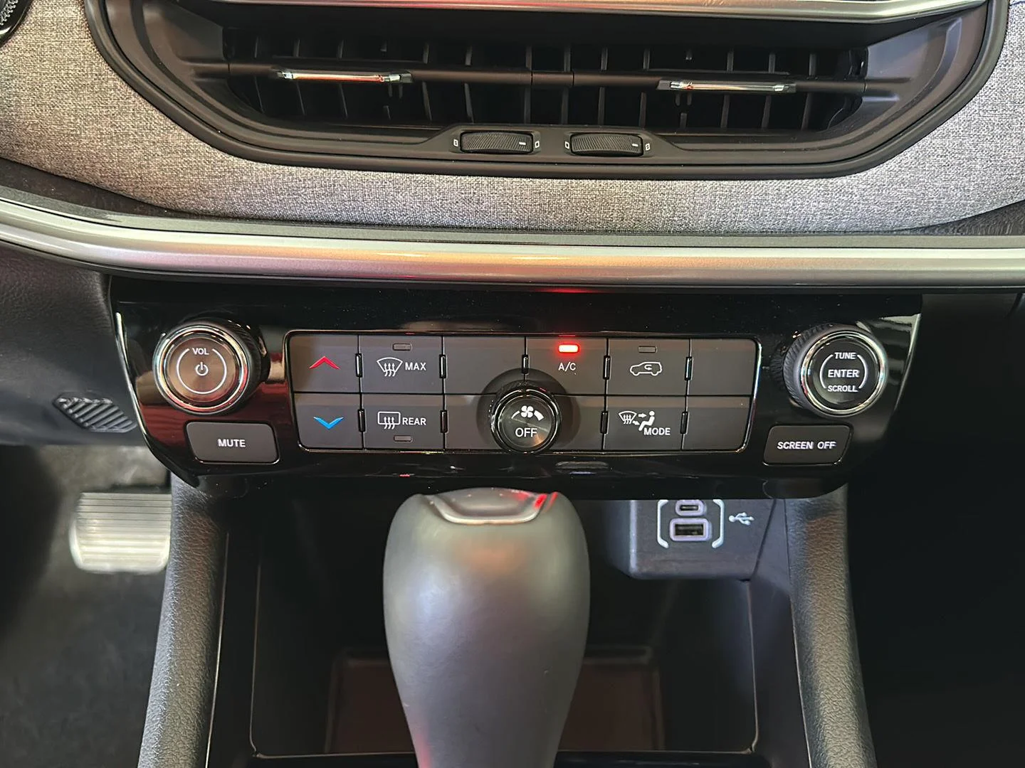 Used 2024 Bright White Clearcoat Jeep Latitude image 18