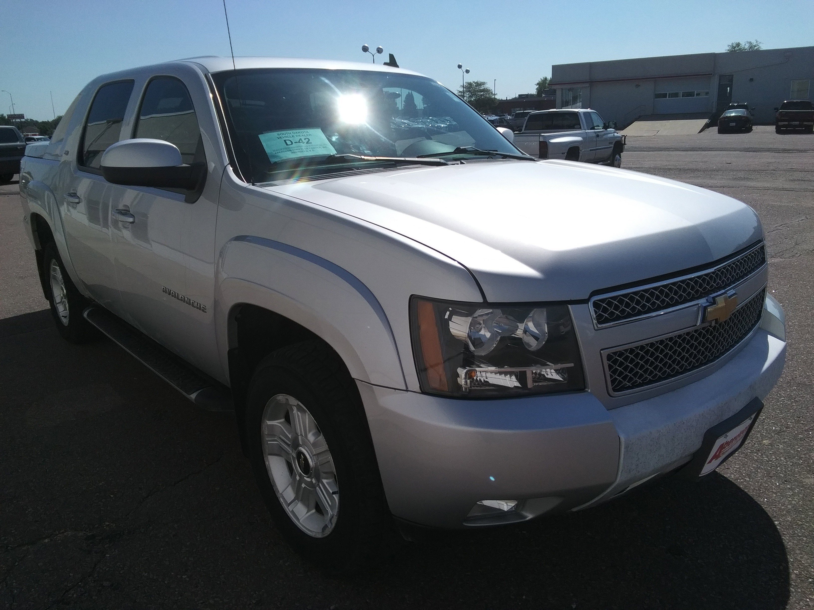 2011 Chevrolet Avalanche LT photo 2
