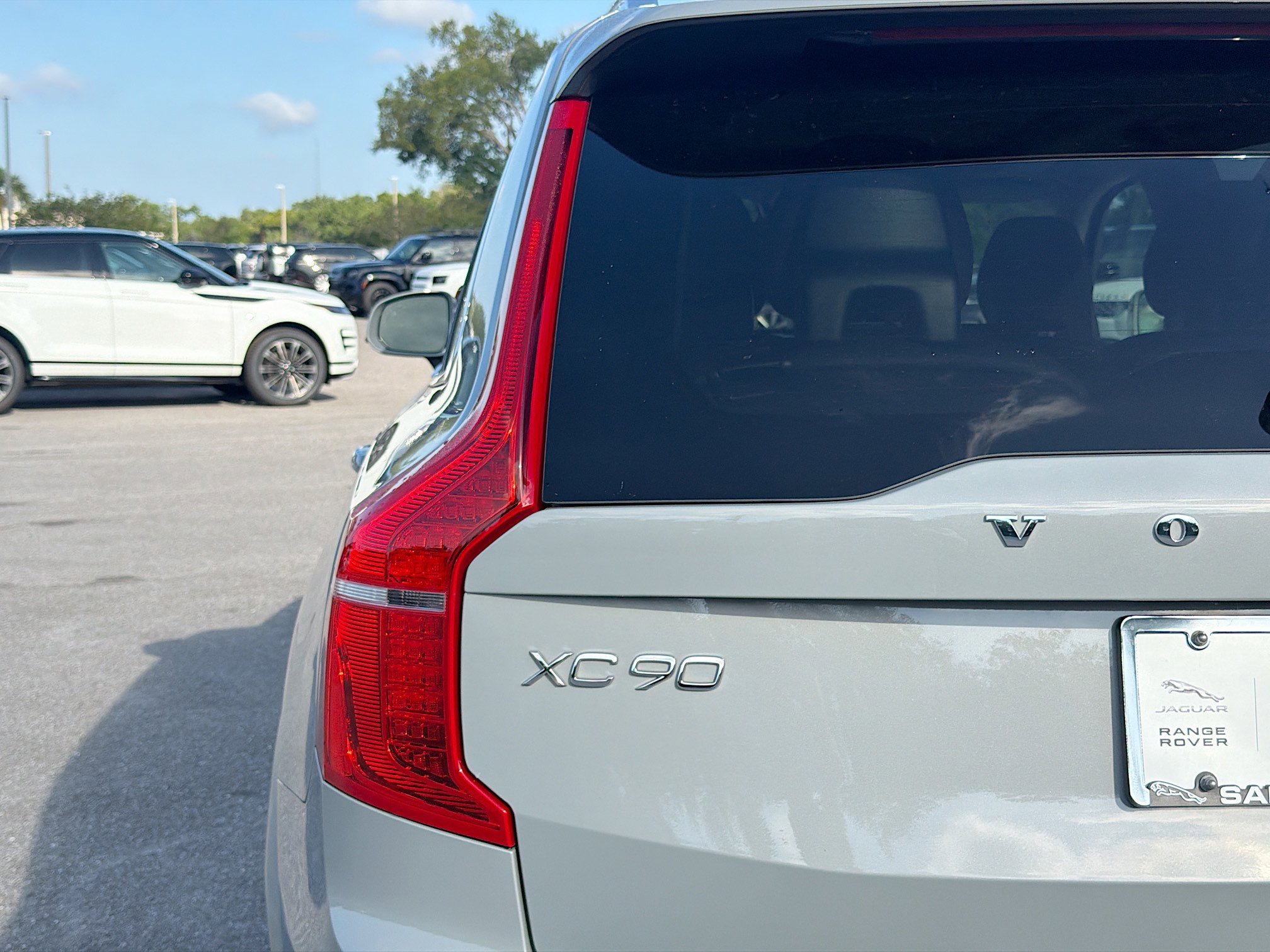 Used 2024 Vapour Gray Metallic Volvo Plus Bright Theme image 10