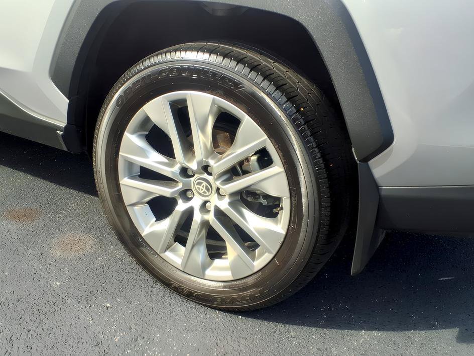 Used 2024 Silver Sky Metallic Toyota XLE Premium image 9