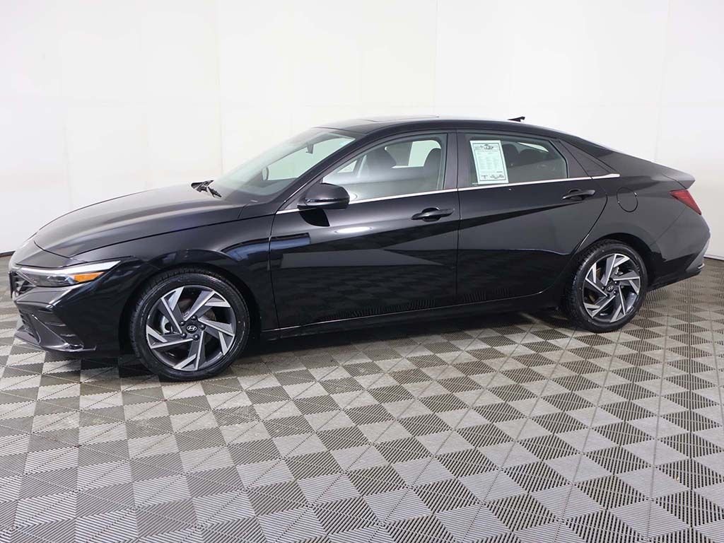 Used 2025 Black Hyundai SEL Convenience image 17