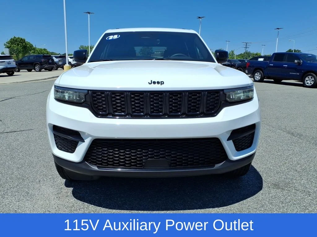 Used 2025 White/off-white Jeep Altitude image 26