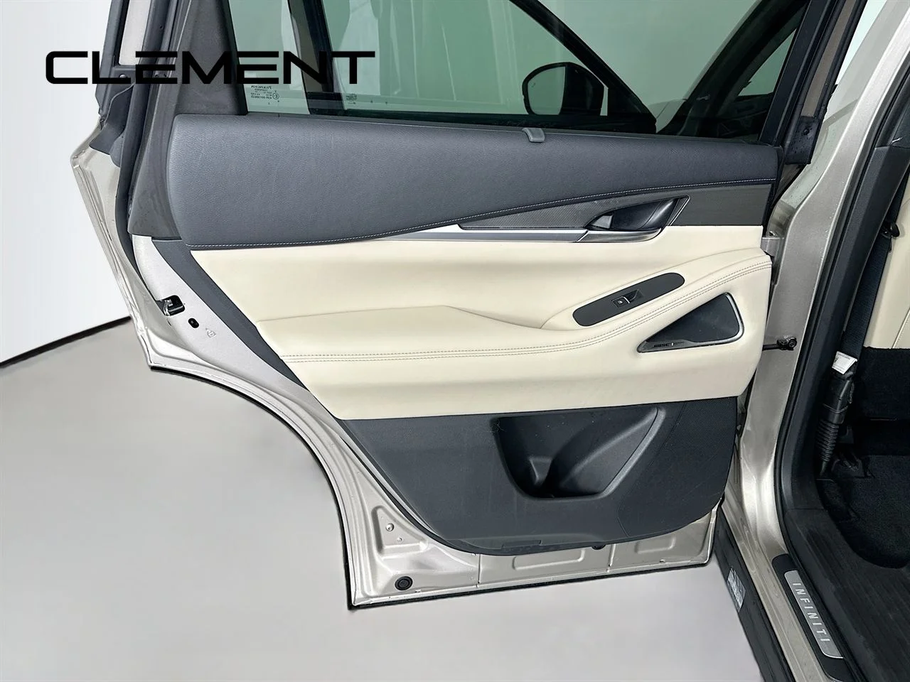 Used 2023 Warm Titanium INFINITI LUXE image 32