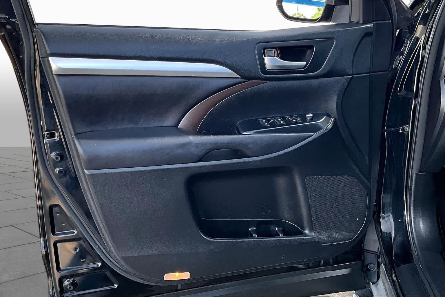 Used 2017 Midnight Black Metallic Toyota XLE image 21
