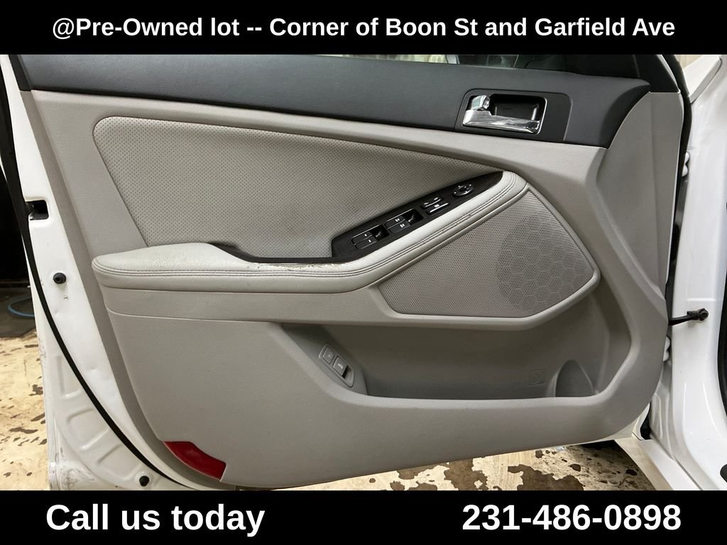 Used 2012 White Kia EX image 15