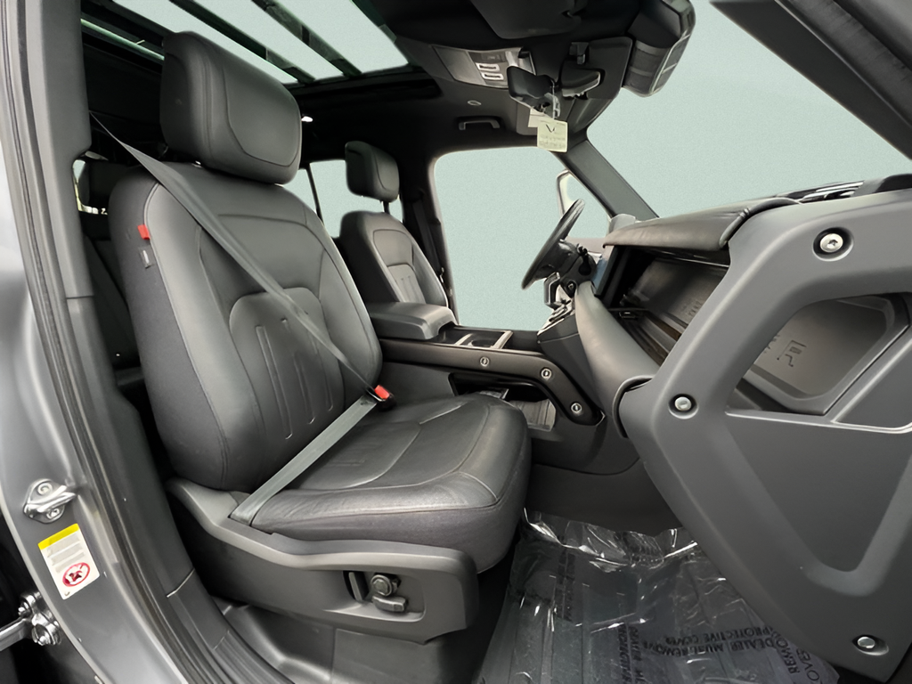 Used 2021  Land Rover X image 12