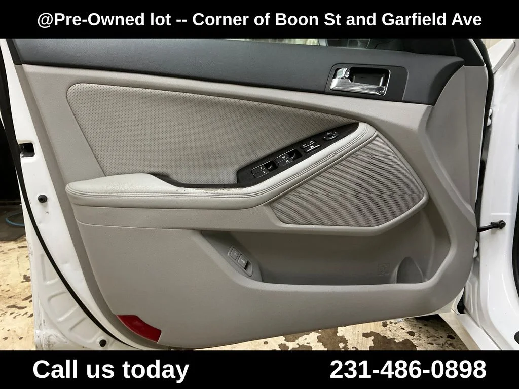 Used 2012 White Kia EX image 15