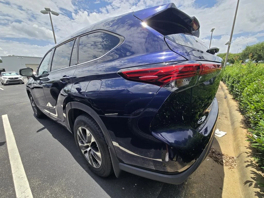 Used 2021  Toyota XLE image 4