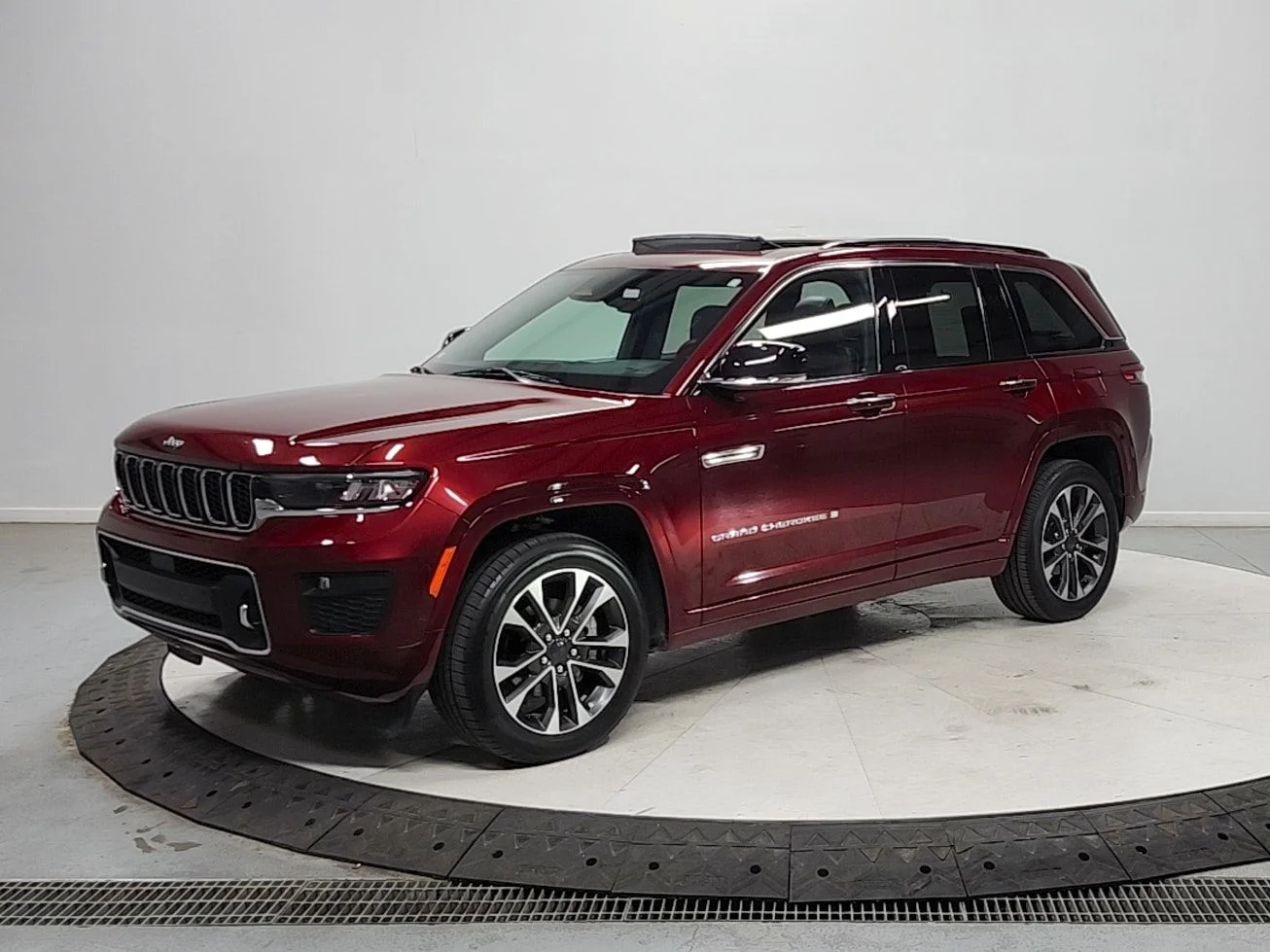 Used 2023 Red Jeep Overland image 3