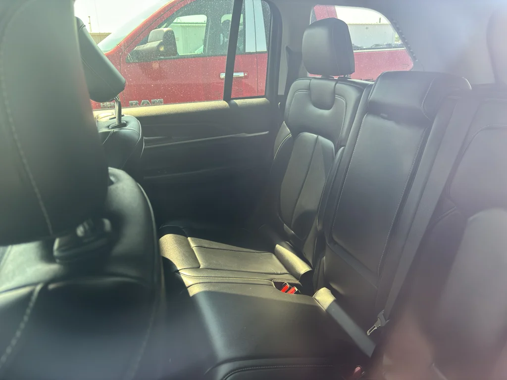 Used 2023 Diamond Black Crystal Pearl Jeep Limited image 12