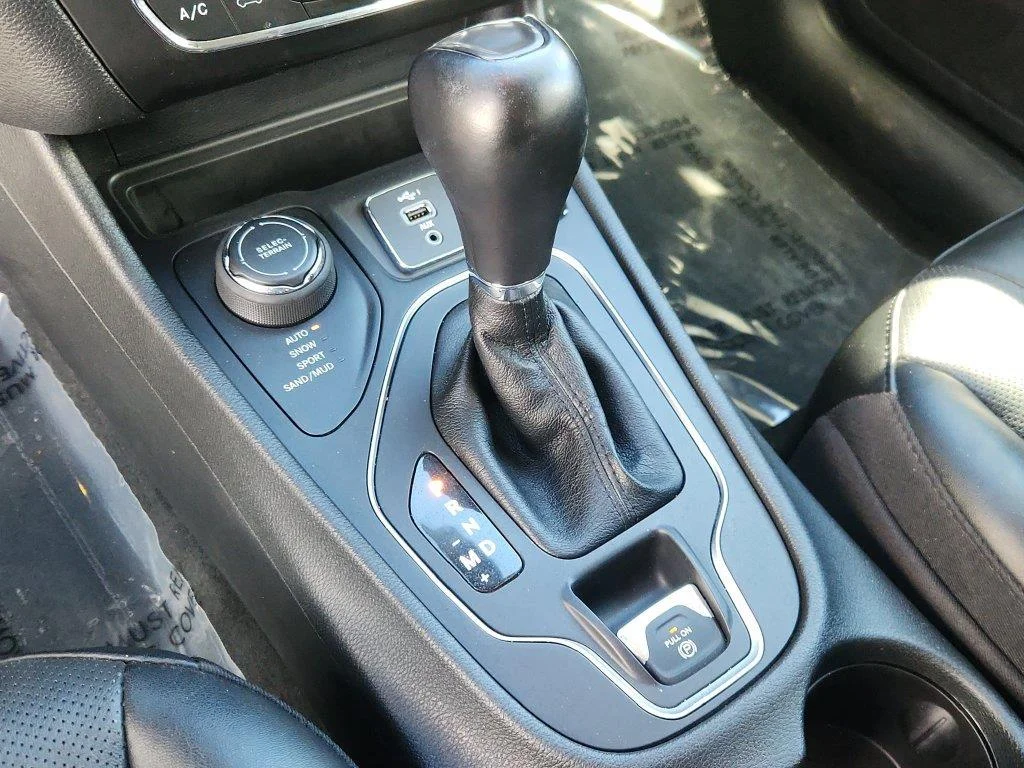 Used 2022 Sting-Gray Clearcoat Jeep Latitude Lux image 22