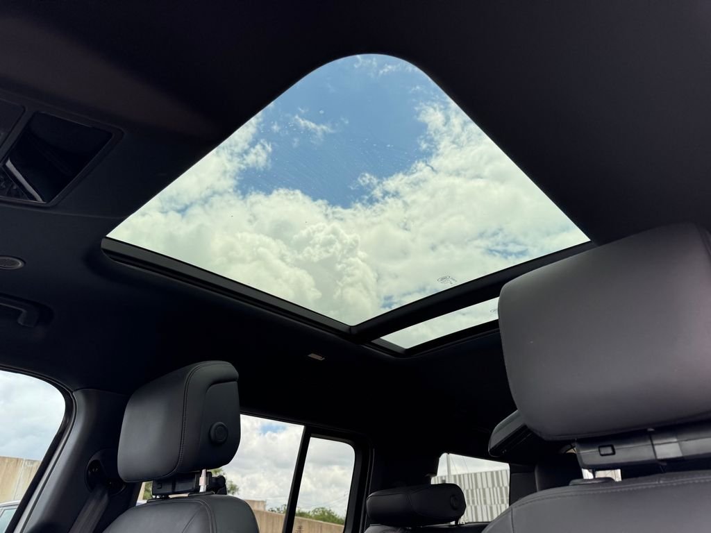 Used 2025  Land Rover S image 15