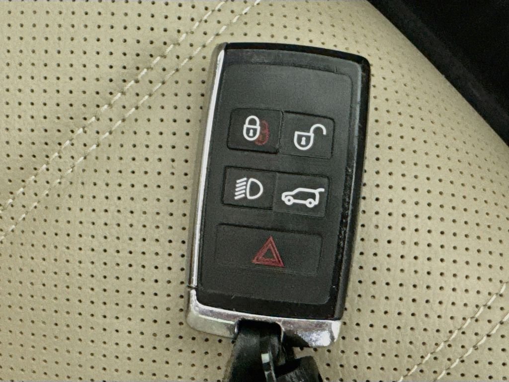 Used 2021 Fuji White Land Rover P250 R-Dynamic S image 37