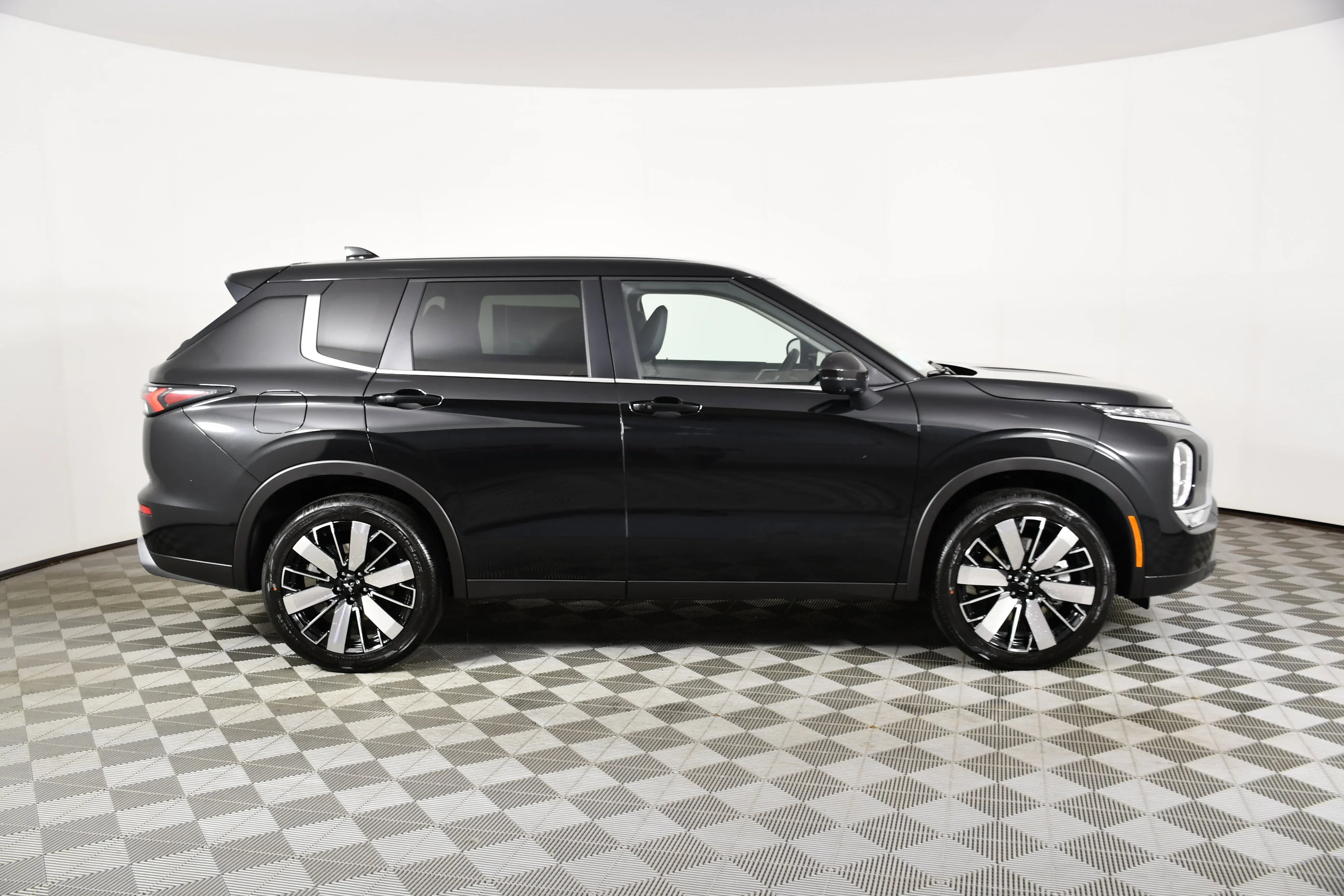 New 2026 Black Diamond Mitsubishi SE image 5