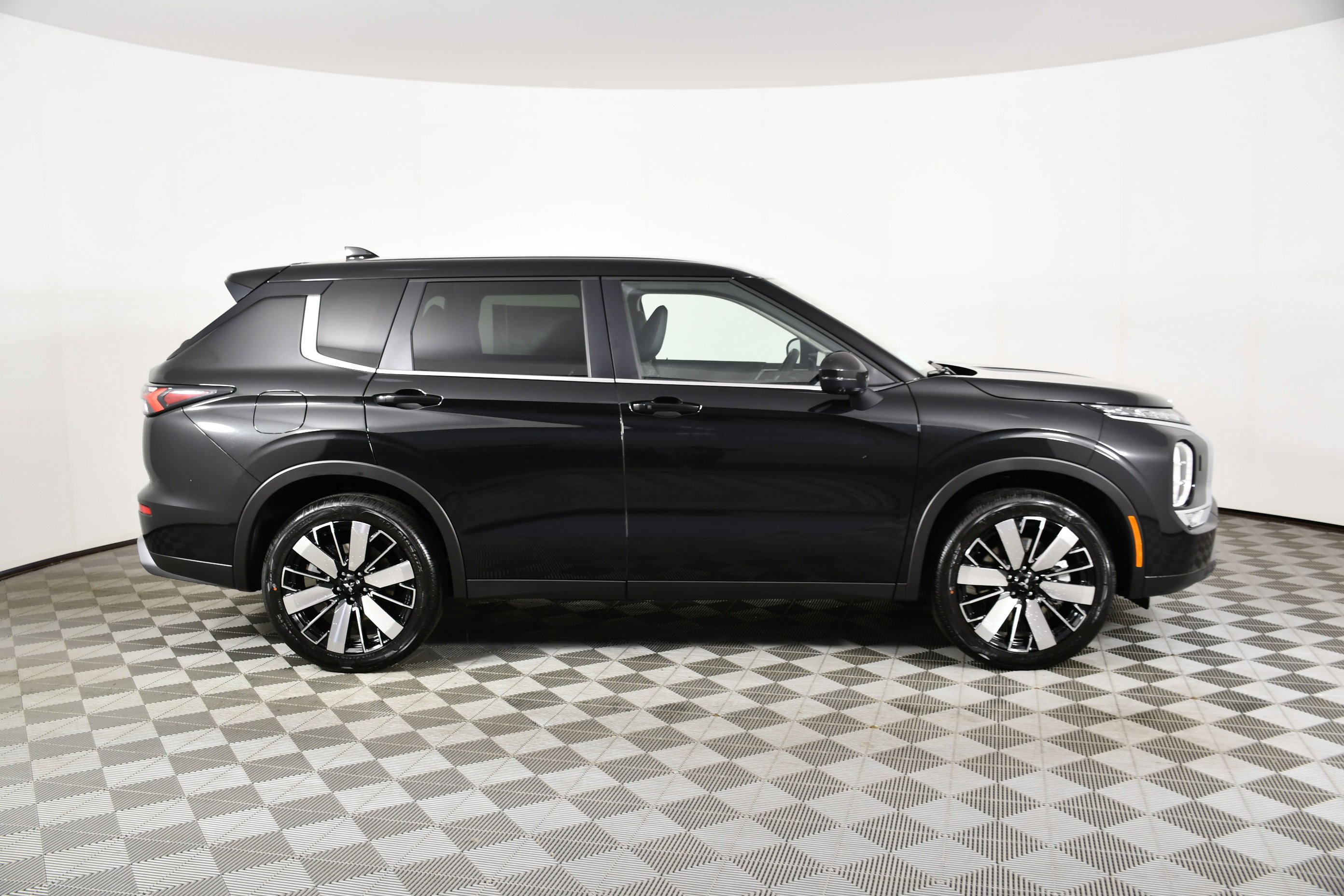 New 2026 Black Diamond Mitsubishi SE image 5