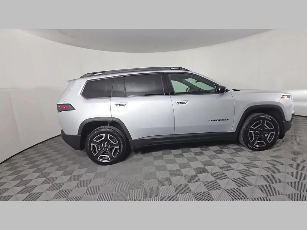 New 2026 Silver Zynith Clear-Coat Exterior Paint Jeep Laredo image 23