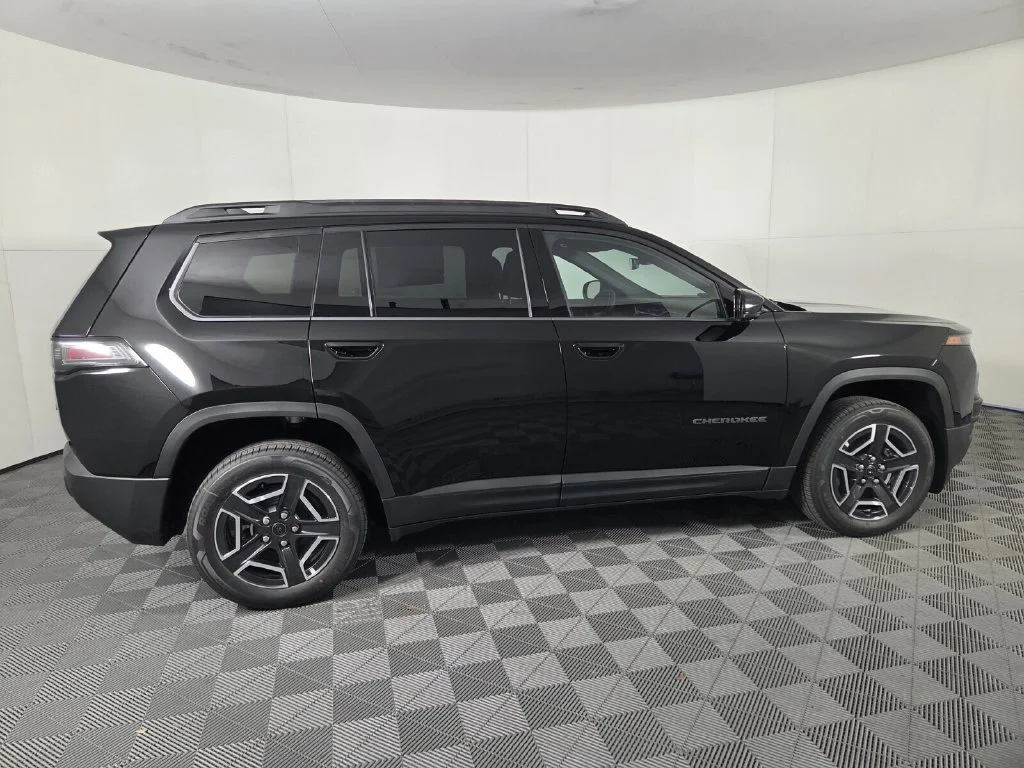 New 2026 Diamond Black Crystal Pearl-Coat Exterior Paint Jeep Limited image 5